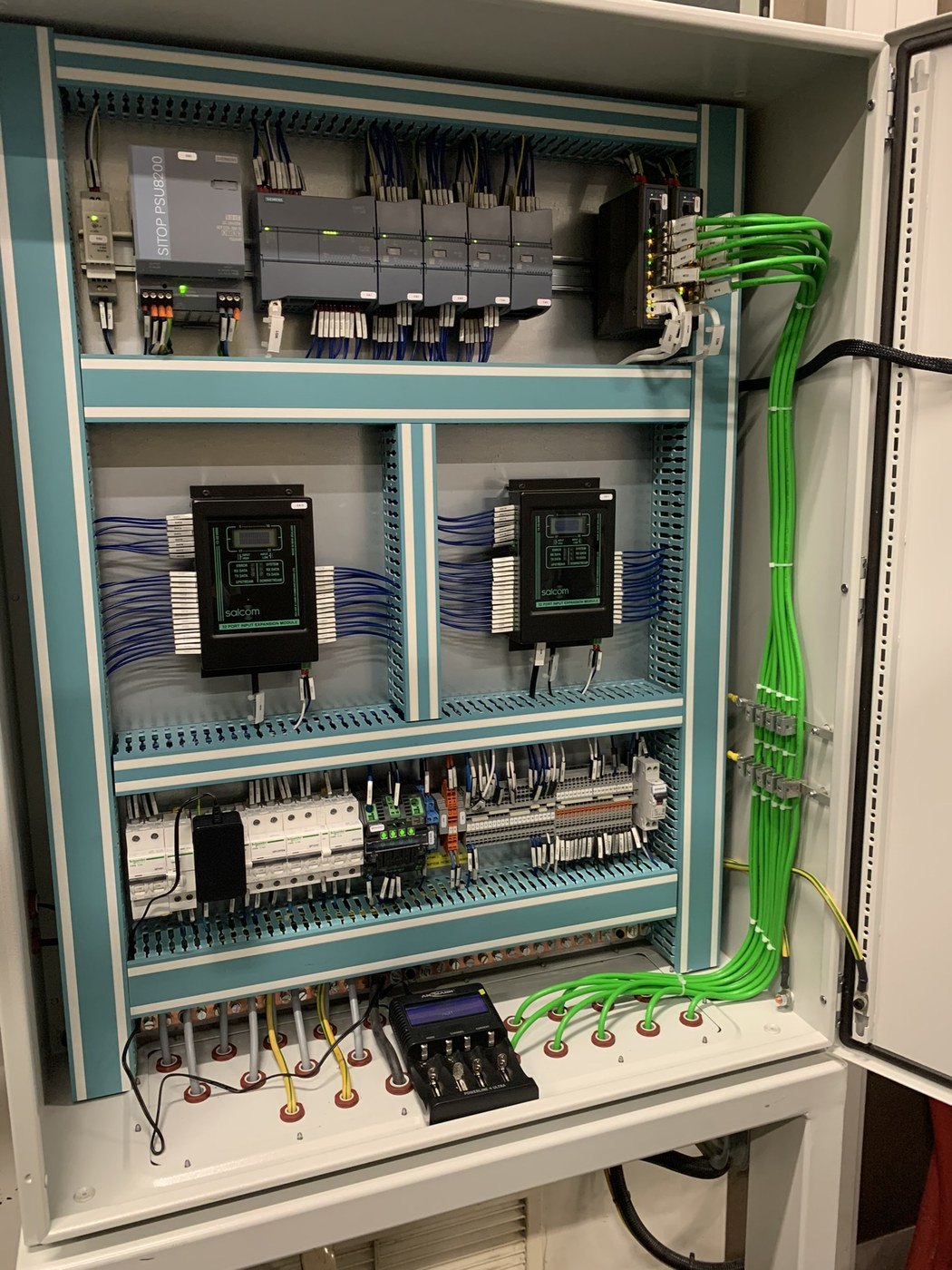 Armoire de l'automate concentrateur, porte ouverte
