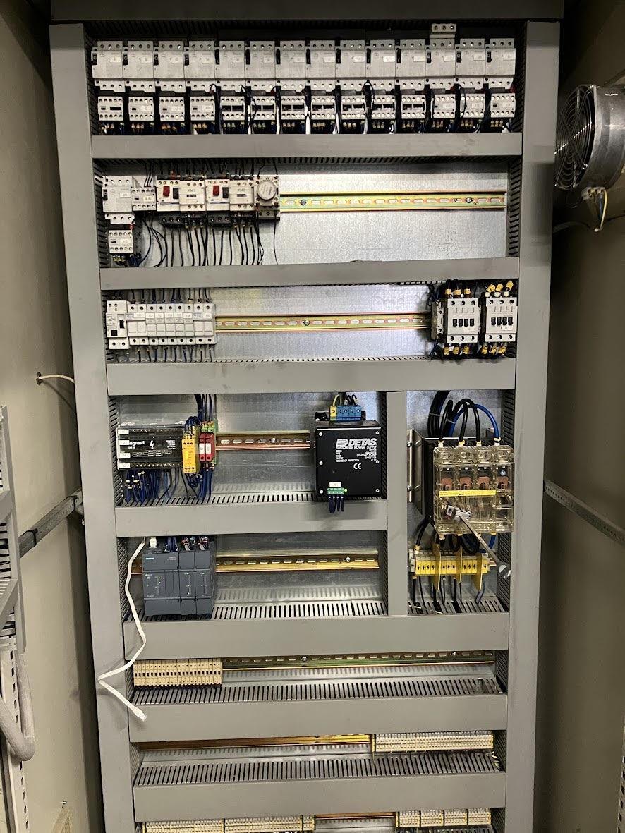 Armoire électrique avec l'automate neuf installé chez Richard Vins