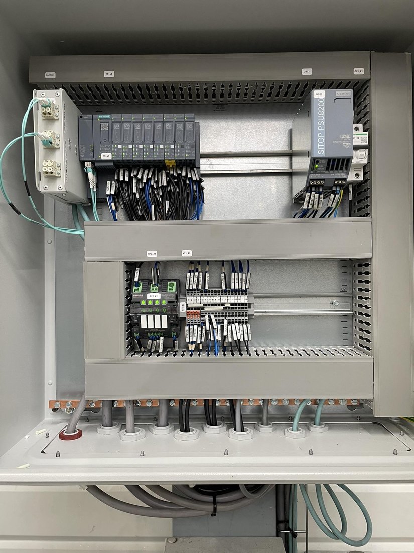 Intérieur d'un coffret : arrivée de fibre optique et rack d'entrées-sorties déportées Siemens ET 200SP